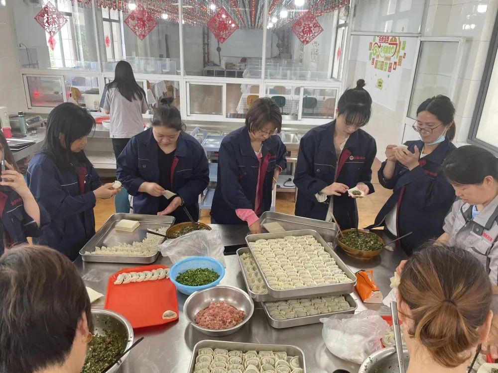 今朝立夏至，何處不啼鷹。